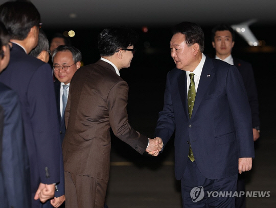 지난 11일 성남 서울공항에서 필리핀, 싱가포르 국빈 방문 및 라오스 아세안 정상회의를 마치고 귀국한 윤석열 대통령이 마중 나온 국민의힘 한동훈 대표와 악수하고 있다. 연합뉴스